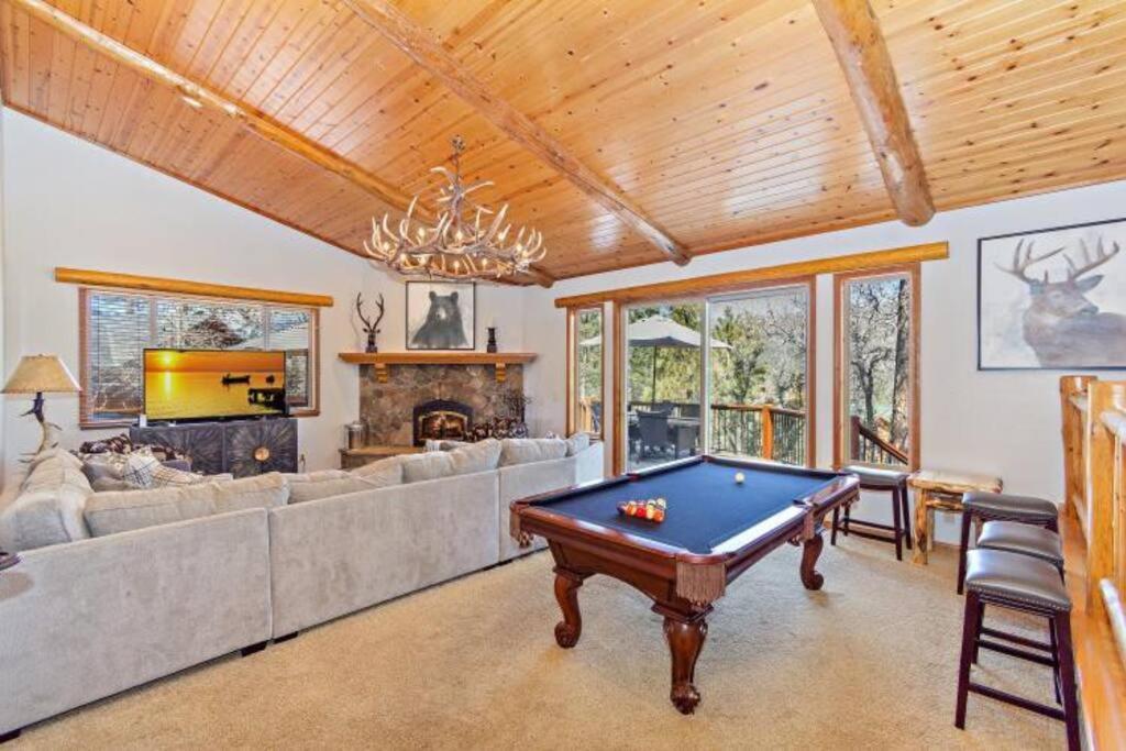 Custom Single Story Cabin With Jacuzzi Pool Table & Big Game Room With Arcade Games Big Bear Lake Exterior foto