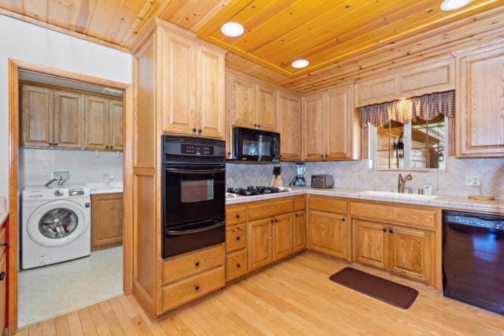 Custom Single Story Cabin With Jacuzzi Pool Table & Big Game Room With Arcade Games Big Bear Lake Exterior foto