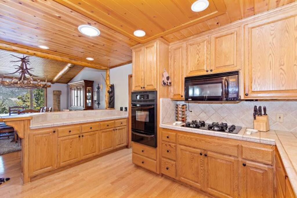 Custom Single Story Cabin With Jacuzzi Pool Table & Big Game Room With Arcade Games Big Bear Lake Exterior foto
