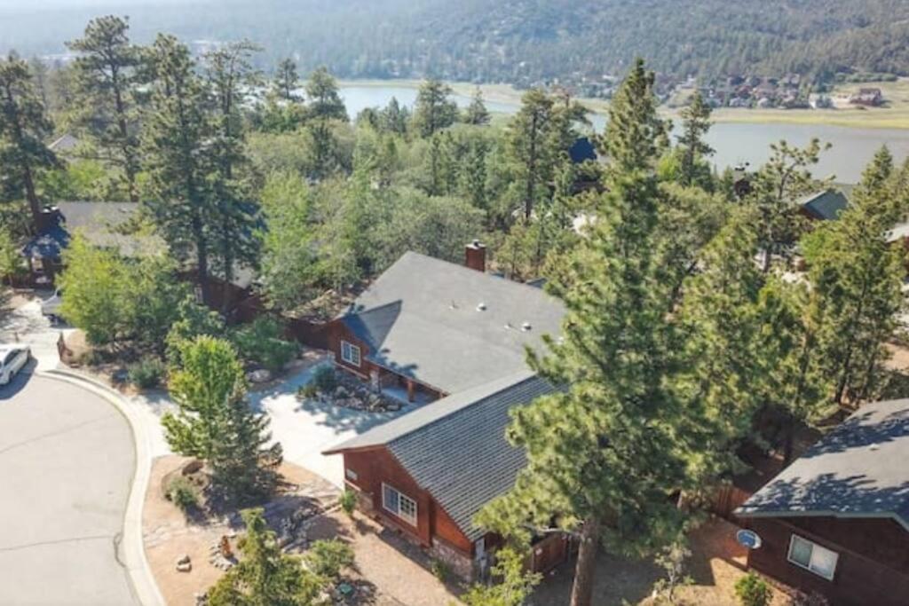 Custom Single Story Cabin With Jacuzzi Pool Table & Big Game Room With Arcade Games Big Bear Lake Exterior foto