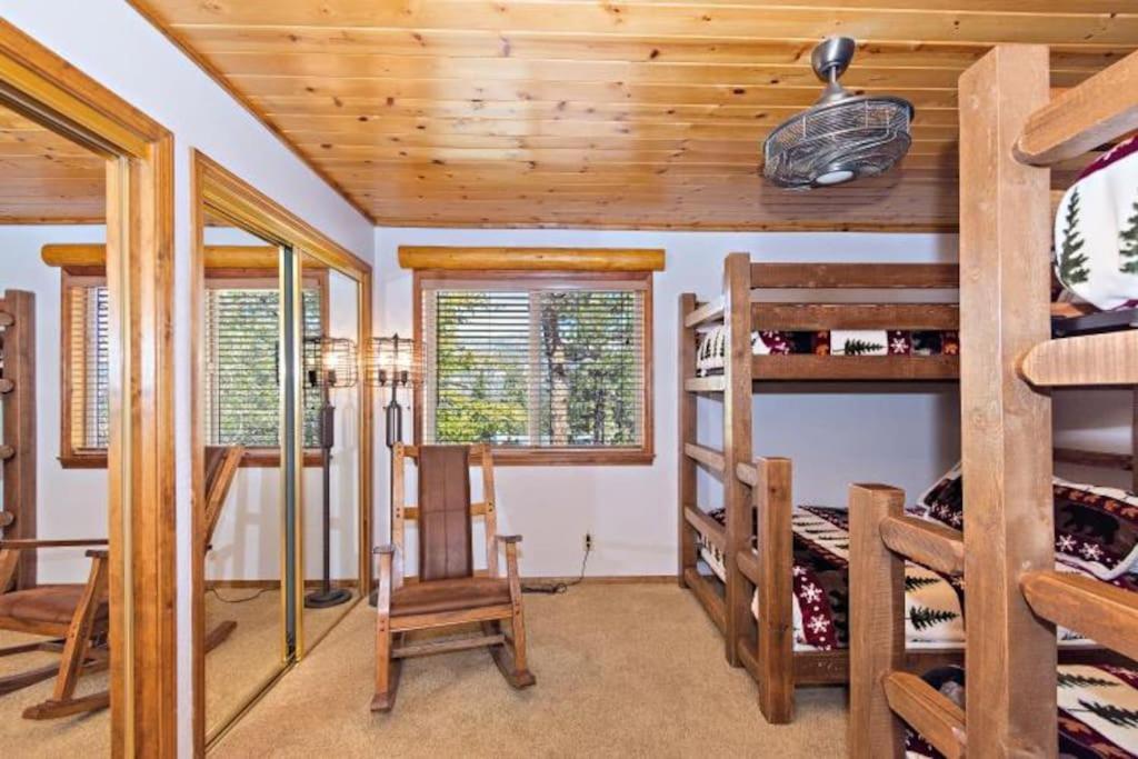 Custom Single Story Cabin With Jacuzzi Pool Table & Big Game Room With Arcade Games Big Bear Lake Exterior foto