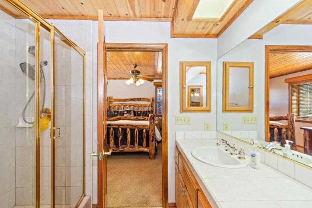 Custom Single Story Cabin With Jacuzzi Pool Table & Big Game Room With Arcade Games Big Bear Lake Exterior foto